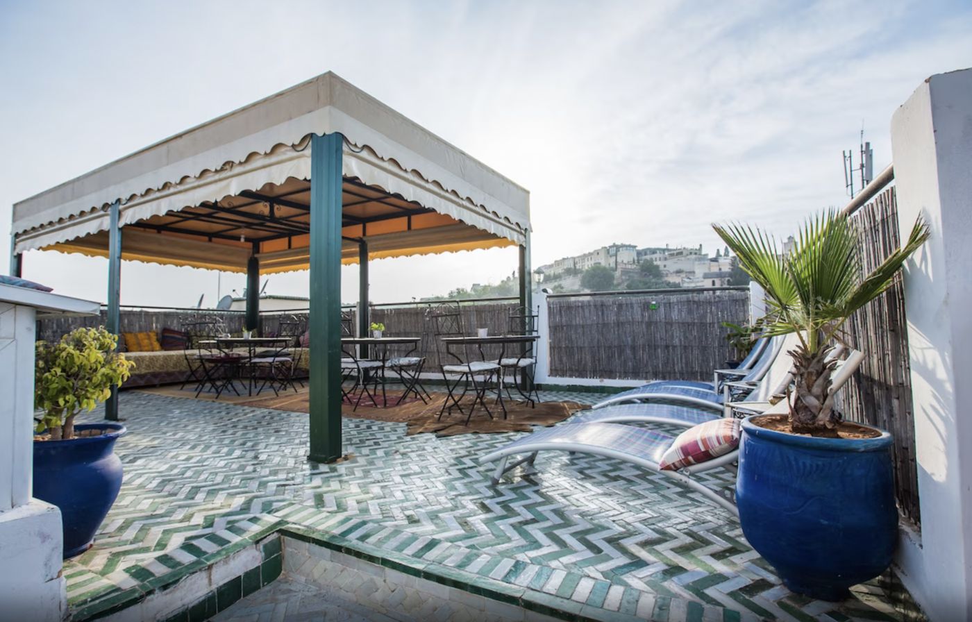 Coin repas sur la terrasse - Riad L'Artiste